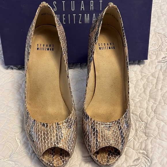 Gorgeous neutral super comfortable Stuart Weitzman peep toe shoes - Picture 3 of 4